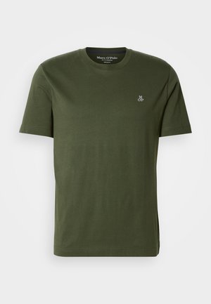 Olive-zielona bawełniana koszulka z krótkimi rękawami, okrągłym dekoltem i małym białym logo "MOP" po lewej stronie klatki piersiowej.