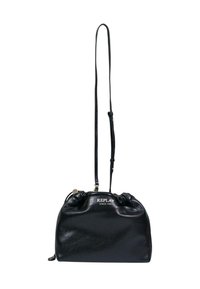 Bolso cruzado de cuero negro con un diseño recogido, strap ajustable y herrajes en tono dorado. Presenta una inscripción de logo en la parte frontal.