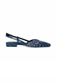 Scarpa slingback in denim blu con punta affilata, caratterizzata da perline geometriche colorate e un tacco basso. Design a cinturino con una finitura texture.
