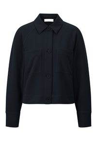 Veste boutonnée bleu marine foncé en tissu lisse. Dotée d'un col classique, de deux poches poitrine et de poignets côtelés.