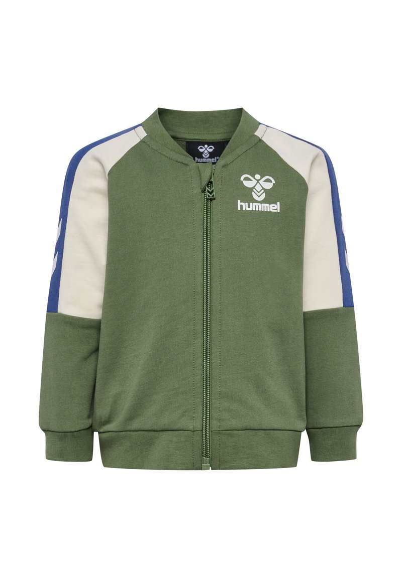 Groene katoenen ritsjack met crèmekleurige en blauwe schouderpanelen. Bevat een logo gedrukt op de linkerkant van de borst en ribgebreide manchetten en zoom.