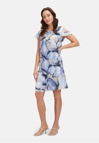Kleid mit Blumenmuster in sanften Blau- und Beigetönen. Kurze Ärmel, A-Linien-Silhouette, leichtes Material und knielanges Design.