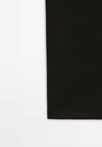 Tessuto nero a costine con superficie strutturata, caratterizzato da un orlo dritto e un design minimalista. Incentrato su semplicità e funzionalità.