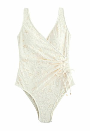 Costum de baie întreg alb cu model floral din dantelă, decolteu adânc în V și pliuri laterale legate cu șnur reglabil.