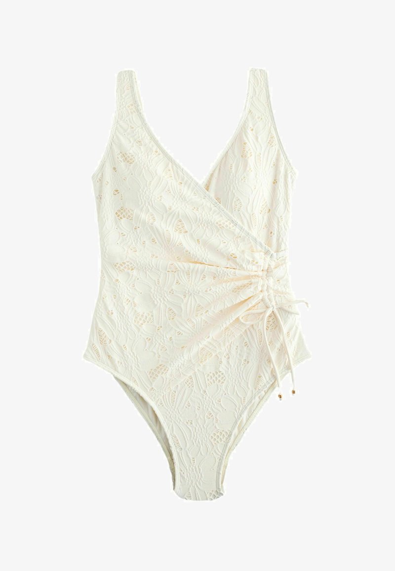 Maillot de bain une pièce blanc avec motif en dentelle florale, col en V profond et fronces latérales nouées avec un cordon de serrage réglable.