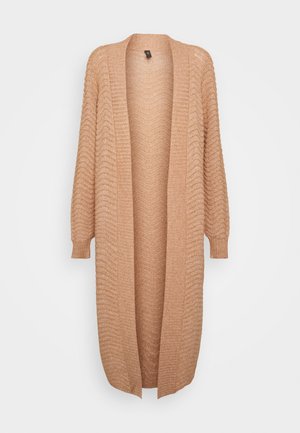 Lichtbruine, lange cardigan met een gestructureerd breipatroon en een open voorkant, hangend tegen een effen witte achtergrond.