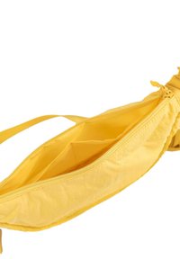 Riñonera de tela amarilla con cierre de cremallera, textura suave y un compartimento principal. Incluye una correa ajustable y bolsillos internos.