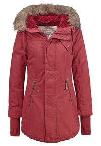 Manteau d'hiver rouge avec bordure de capuche en fausse fourrure, poches avant zippées et poignets en maille, vu de face sur fond blanc.