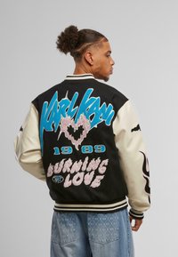 Karl Kani AMOR FLAMES COLLEGE Chaquetas bomber black