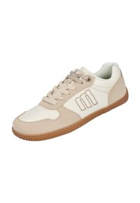 Zapatilla deportiva con parte superior de cuero blanco y beige, detalles en ante texturizado, cordones beige y suela de goma color caramelo, con un logo minimalista.
