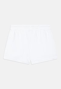 Pantalones cortos de algodón blancos con una cintura elástica, con un diseño simple y una textura suave, sin patrones o acentos adicionales.