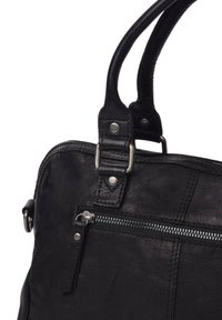 Bolso de mano de cuero negro con superficie texturizada, herrajes plateados, asas dobles y un bolsillo frontal con cremallera y costuras en contraste.