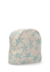 Mochila de lona en color natural con un patrón de estrellas de mar azules; presenta una forma redondeada y un cierre superior con cremallera.