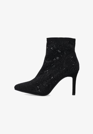 Černé kotníkové boty s špičatou špičkou a vysokým jehlovým podpatkem. Vyrobeno z texturované tkaniny s jemnými korálkovými a vzorovými detaily.
