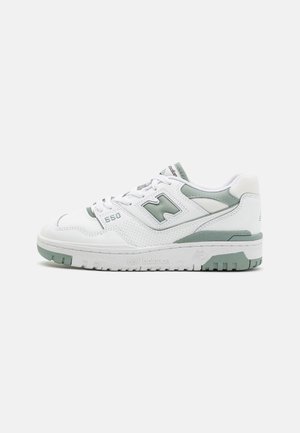 Biało–jasnozielone buty sportowe New Balance 550 z perforowanym bocznym panelem, logo i płaską podeszwą na jednolitym tle.