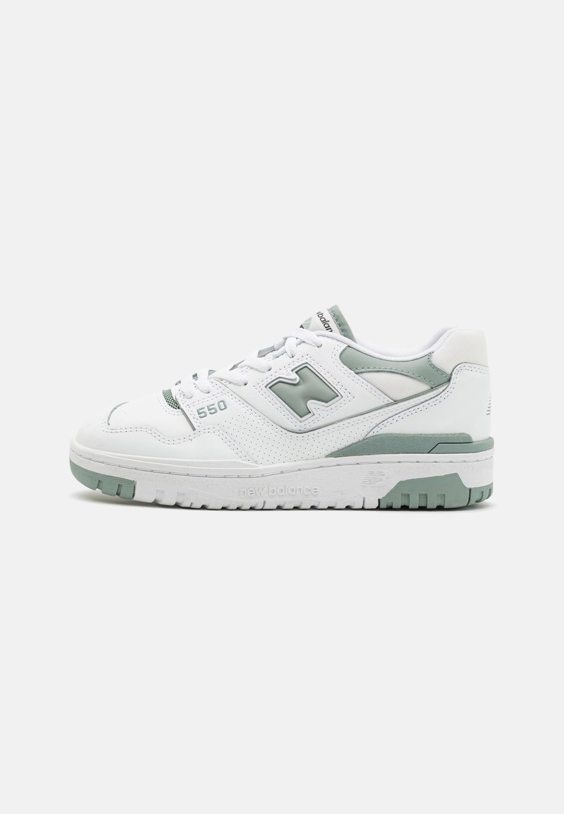Baskets New Balance 550 blanches et vert clair avec panneau latéral perforé, logo et semelle plate sur un fond uni.