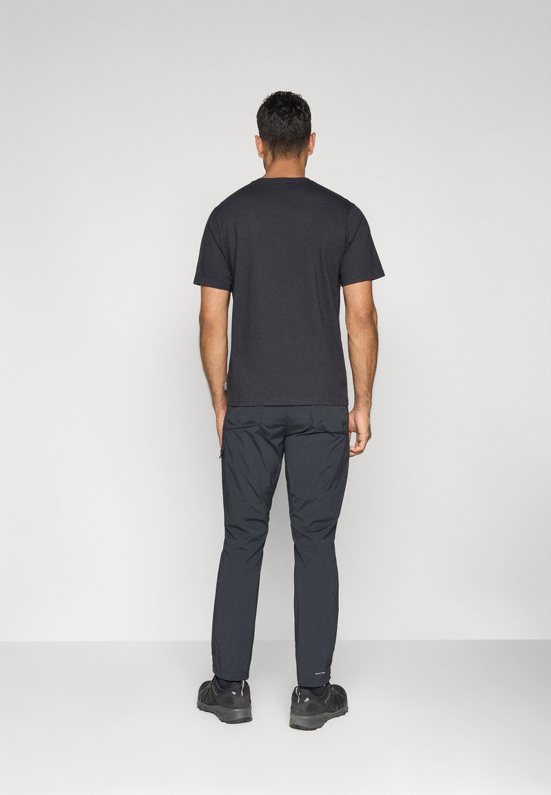 Schwarzes Baumwoll-T-Shirt mit kurzen Ärmeln, kombiniert mit einer dunkelhaarigen, leichten und wasserabweisenden Hose. Das Outfit weist ein einfaches Design auf, ohne sichtbare Muster.