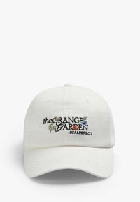 Gorra de béisbol de algodón blanca con texto bordado y acentos florales en rojo, azul y verde. Visera curva con correa ajustable en la parte posterior.