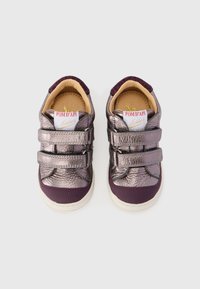 Metallisch silberne und burgundfarbene Sneaker mit zwei Klettverschlussriemen, strukturiertem Finish und Gummisohlen. POM D'API-Logo auf der Zunge.