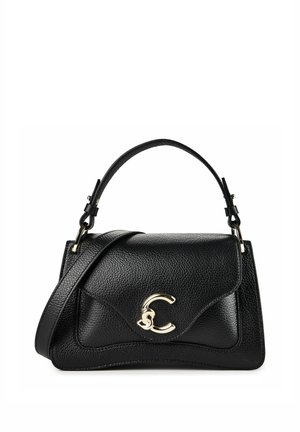 Borsa a mano in pelle nera texturizzata con manico superiore e tracolla removibile, caratterizzata da una fibbia dorata curva sulla patta anteriore.