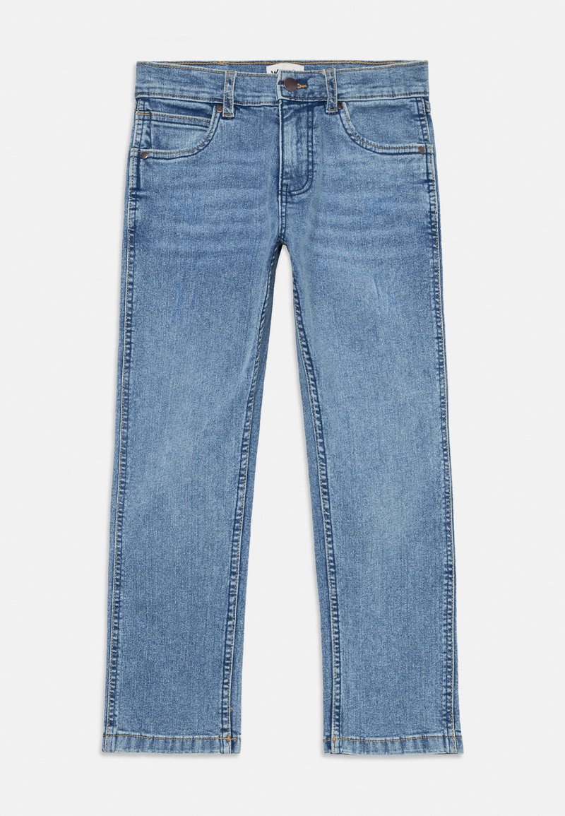 Jeans de mezclilla azul claro con corte recto, que cuentan con cinco bolsillos, botones de cobre y un ligero desgaste para un aspecto desgastado.