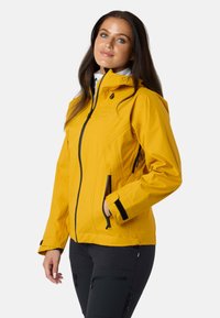 Gul vandtæt jakke med lynlås, justerbar hætte og sorte kontrastdetaljer. Har to lynlåsede sidelommer og struktureret stof.