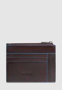 Bruine leren portefeuille met blauwe stiksels, voorzien van meerdere pasjesvakjes en een ritsvak. Soepele textuur en rechthoekige vorm.