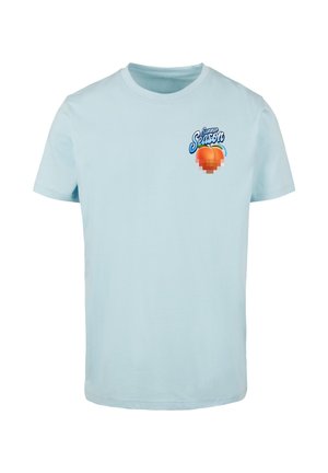 Hellblaues Baumwoll-T-Shirt mit Rundhalsausschnitt, kurzen Ärmeln und einem Grafikdesign auf der linken Brust mit dem Text "Sommer Saison" und einem orangen Design.