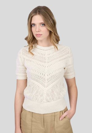 Pull en maille tricotée beige à manches courtes avec des motifs ajourés, des poignets et un ourlet côtelés. Il présente une coupe décontractée et un design texturé.