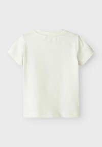 T-shirt bianco a maniche corte con scollatura rotonda e orlo dritto. Realizzato in cotone leggero. Texture liscia, senza motivi o decorazioni visibili.