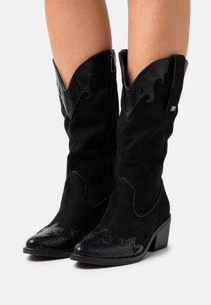 Bottes de cowboy en daim noir avec un bout en cuir texturé et des bords supérieurs festonnés, dotées d'une fermeture éclair latérale et d'un talon bloc.