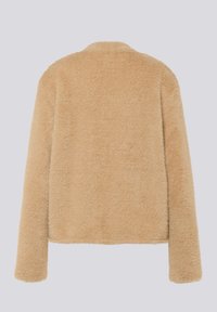 Kunstpelzjacke in einem hellen Beigeton, mit einer weichen, strukturierten Oberfläche, langen Ärmeln und einem runden Kragen. Einfaches Design, ohne Verschlüsse.