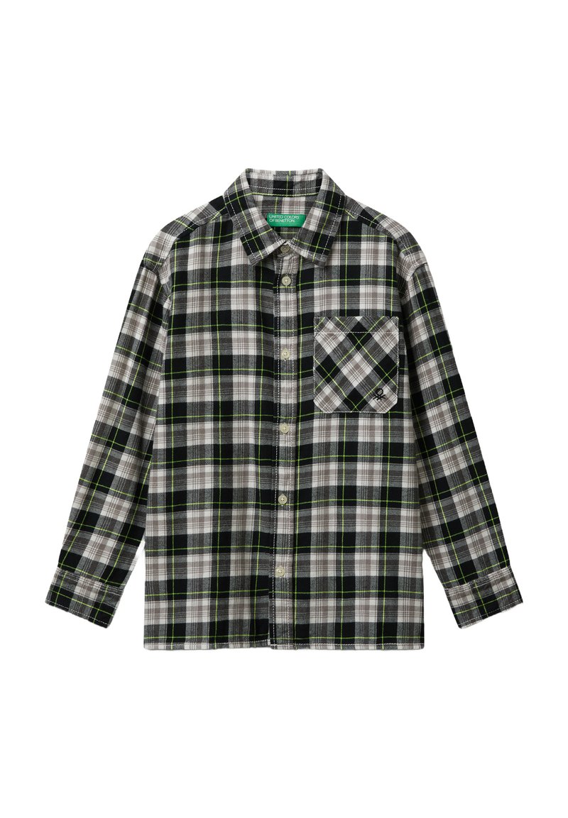 Camicia a maniche lunghe a quadri neri, grigi e bianchi con colletto e tasca sul petto, caratterizzata da un piccolo logo.