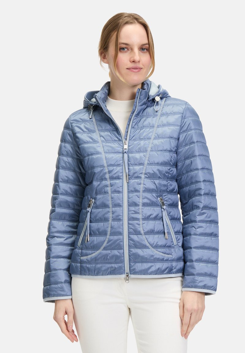 Hellblaue gesteppte Jacke mit Kapuze, ausgestattet mit zwei vorderen Reißverschlusstaschen und kontrastierenden Steppdetails für zusätzlichen Textur.