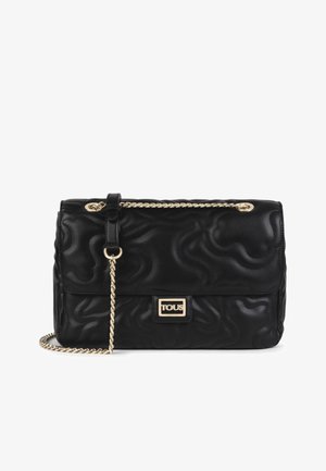 Czarna pikowana skórzana torebka na ramię z złotym łańcuszkiem i detalem z logo. Charakteryzuje się gładką teksturą i zakrzywionym wzorem. Kompaktowy prostokątny kształt.