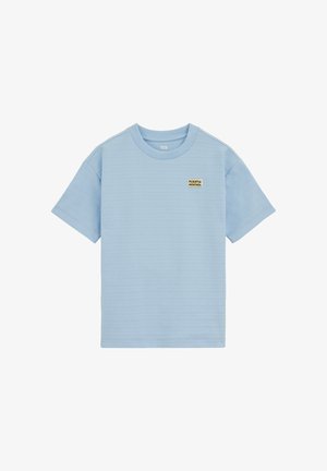 Svijetloplava pamučna majica s reljefnom teksturom, okruglim izrezom, kratkim rukavima i malim crno-žutim znakom s natpisom "PUERTO MONTAIRA."