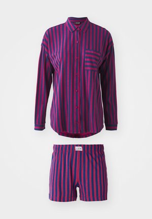 Set de pijama cu dungi, compus dintr-o cămașă cu mânecă lungă, cu închidere buton și buzunar, asortată cu pantaloni scurți. Culorile includ albastru închis și magenta.