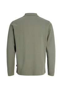 Chemise vert olive à manches longues avec un col plat montrée de dos sur fond blanc.