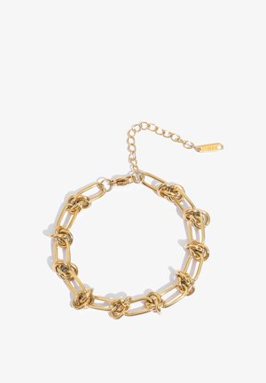 Armband in Goldoptik mit länglichen Gliedern, jedes mit mehreren Knotendetails, und einem verstellbaren Verschluss mit kleinem Anhänger.