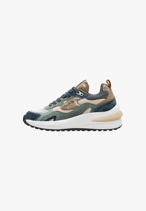 Bunt gemusterter Sneaker aus einer Mischung von Wildleder und synthetischen Materialien, mit einer klobigen weißen Sohle, gepolstertem Schaft und kontrastierenden Texturakzenten.