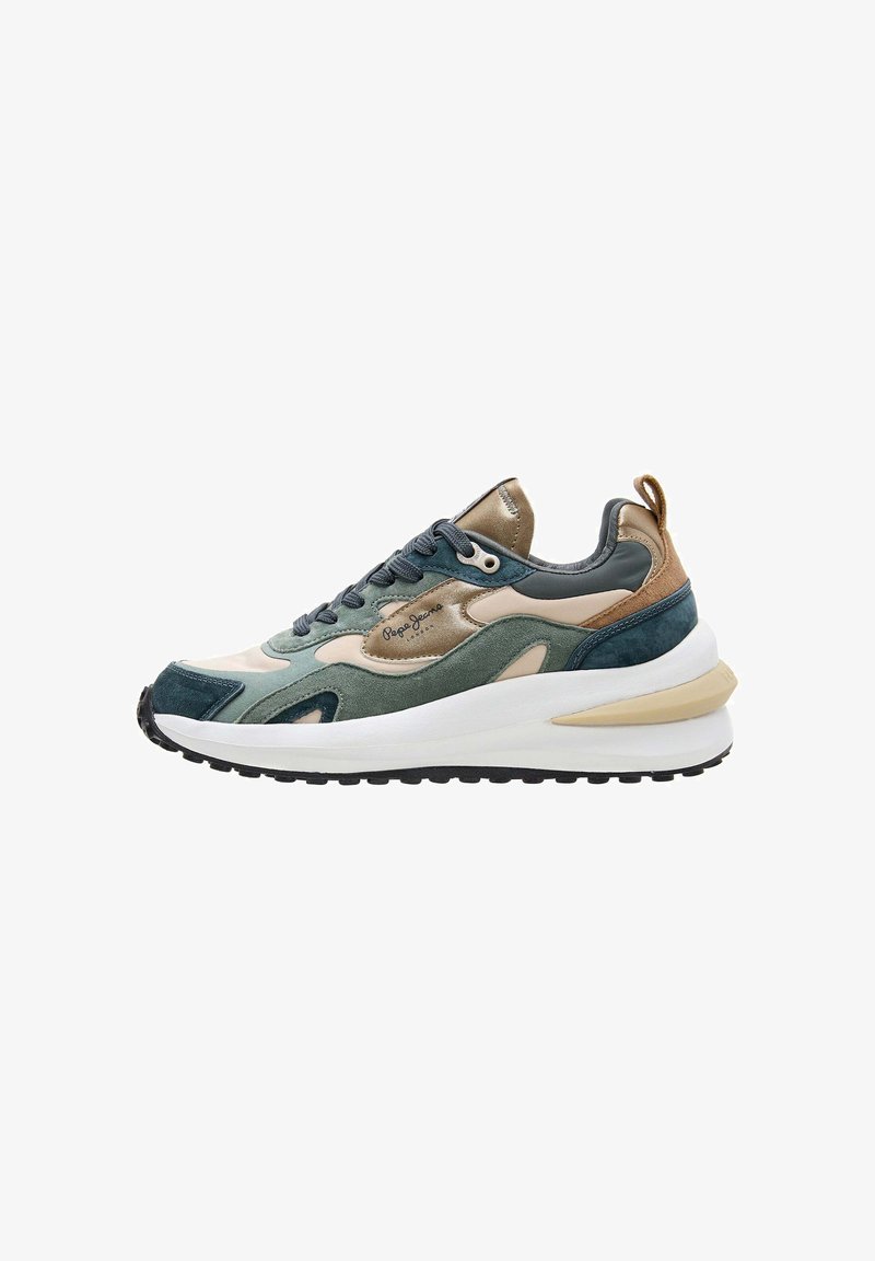 Zapatilla multicolor que combina materiales de ante y sintéticos, con una suela blanca gruesa, un cuello acolchado y acentos de textura contrastante.