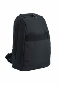 Schwarzer Rucksack aus einem glatten, strukturierten Stoff, mit einer vorderen Tasche mit einem Klettverschluss, doppelten Reißverschlüssen und gepolsterten Schultergurten.