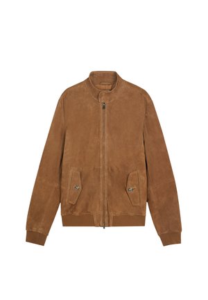 Cazadora bomber de ante marrón con cremallera frontal, correa en el cuello alto, bolsillos con solapa abotonada y puños y dobladillo acanalados.