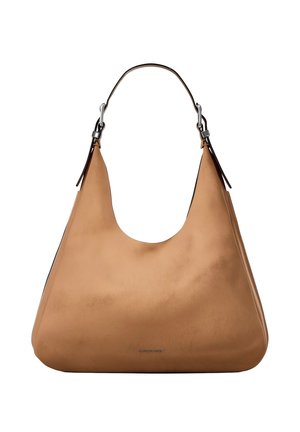 Borsa a tracolla in pelle color cuoio con una singola tracolla e dettagli con fibbia argentata su fondo bianco.