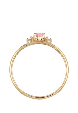 Kultainen rengas, jossa on keskeinen suorakaiteen muotoinen vaaleanpunainen kivi, joka on pidetty paikoillaan niitteillä, ja jota ympäröi kaksi pienempää kirkasta kiveä. Sileä ja kiillotettu rengas.