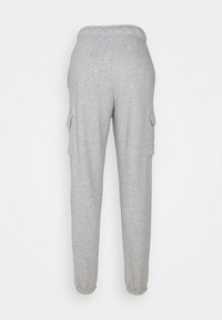 Un pantalon de survêtement gris clair avec taille élastique et poignets, présentant des poches cargo latérales, montré de dos sur un fond blanc.