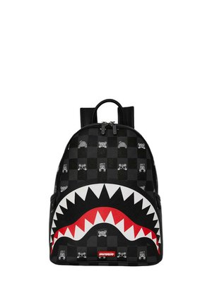 Mochila negra de cuadros con gráfico de dientes de tiburón en blanco y rojo y pequeños patrones de oso y sol, con asa superior y doble cremallera.