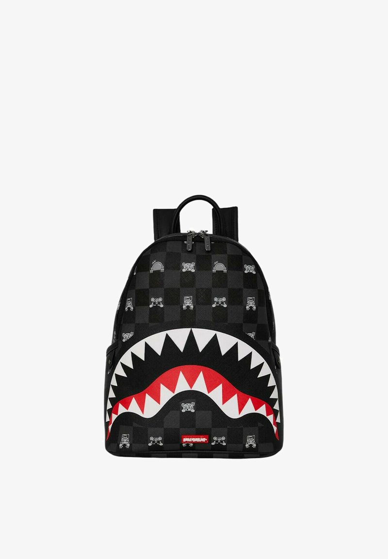 Mochila negra de cuadros con gráfico de dientes de tiburón en blanco y rojo y pequeños patrones de oso y sol, con asa superior y doble cremallera.