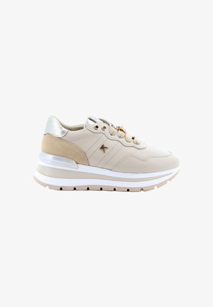Scarpa da ginnastica beige e bianca con suola spessa, tallone in camoscio, accenti metallici, lacci beige e un piccolo logo "K" sul lato.
