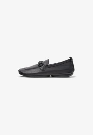 Sorte læderslippers med rund tå, der har en dekorativ knap på overdelen og en fleksibel sort gummisål.